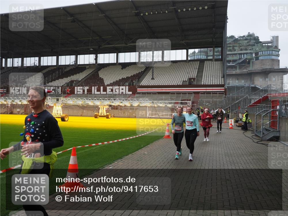07.12.2025 - St. Pauli X-Mass-Run No. 15 Fabian Wolf http://msf.ph/oto/9417653 07.12.2025 11:19:43 Ziel 367, 373, 1336, 1343, 1563, 2217, 3160, 3822, 3823 meine-sportfotos.de