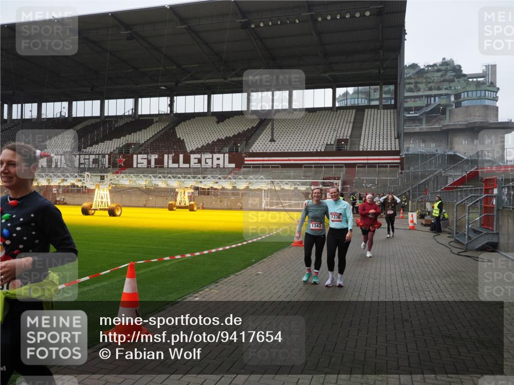 07.12.2025 - St. Pauli X-Mass-Run No. 15 Fabian Wolf http://msf.ph/oto/9417654 07.12.2025 11:19:43 Ziel 367, 373, 1336, 1343, 1563, 2217, 3160, 3822, 3823 meine-sportfotos.de