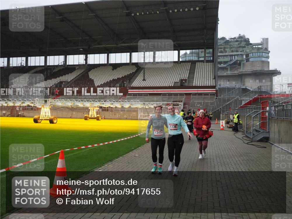 07.12.2025 - St. Pauli X-Mass-Run No. 15 Fabian Wolf http://msf.ph/oto/9417655 07.12.2025 11:19:44 Ziel 367, 373, 1336, 1343, 1563, 2217, 3160, 3822, 3823 meine-sportfotos.de