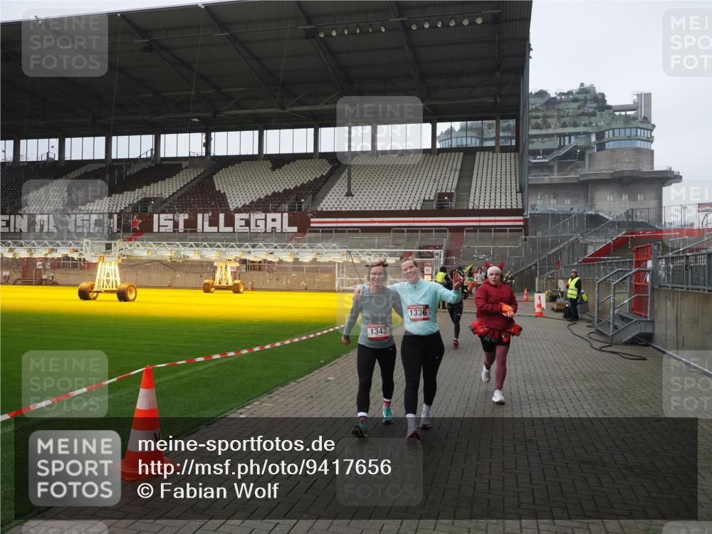 07.12.2025 - St. Pauli X-Mass-Run No. 15 Fabian Wolf http://msf.ph/oto/9417656 07.12.2025 11:19:44 Ziel 367, 373, 1336, 1343, 1563, 2217, 3160, 3822, 3823 meine-sportfotos.de