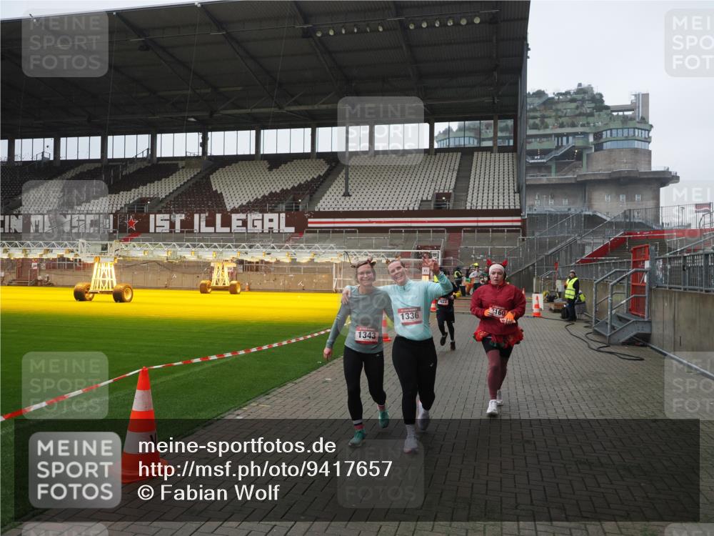 07.12.2025 - St. Pauli X-Mass-Run No. 15 Fabian Wolf http://msf.ph/oto/9417657 07.12.2025 11:19:45 Ziel 367, 373, 1336, 1343, 1563, 2217, 2581, 3075, 3160, 3822, 3823 meine-sportfotos.de