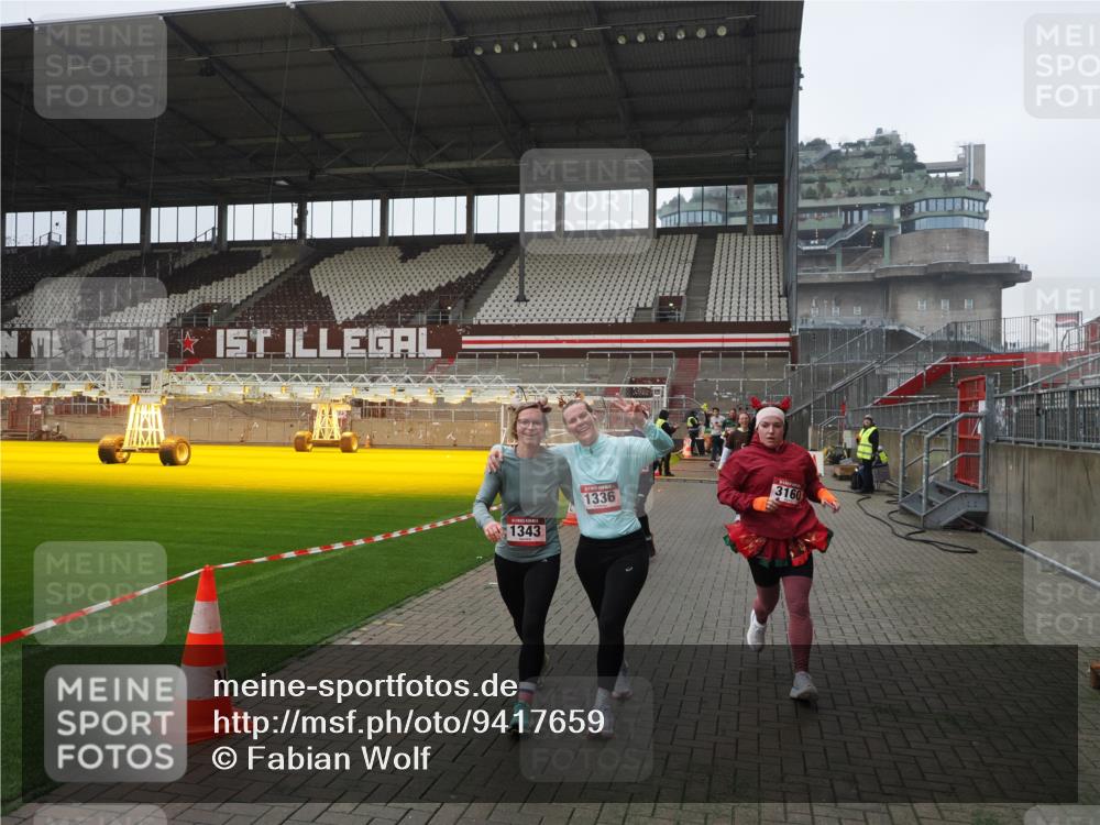 07.12.2025 - St. Pauli X-Mass-Run No. 15 Fabian Wolf http://msf.ph/oto/9417659 07.12.2025 11:19:45 Ziel 367, 373, 1336, 1343, 1563, 2217, 2581, 3075, 3160, 3822, 3823 meine-sportfotos.de