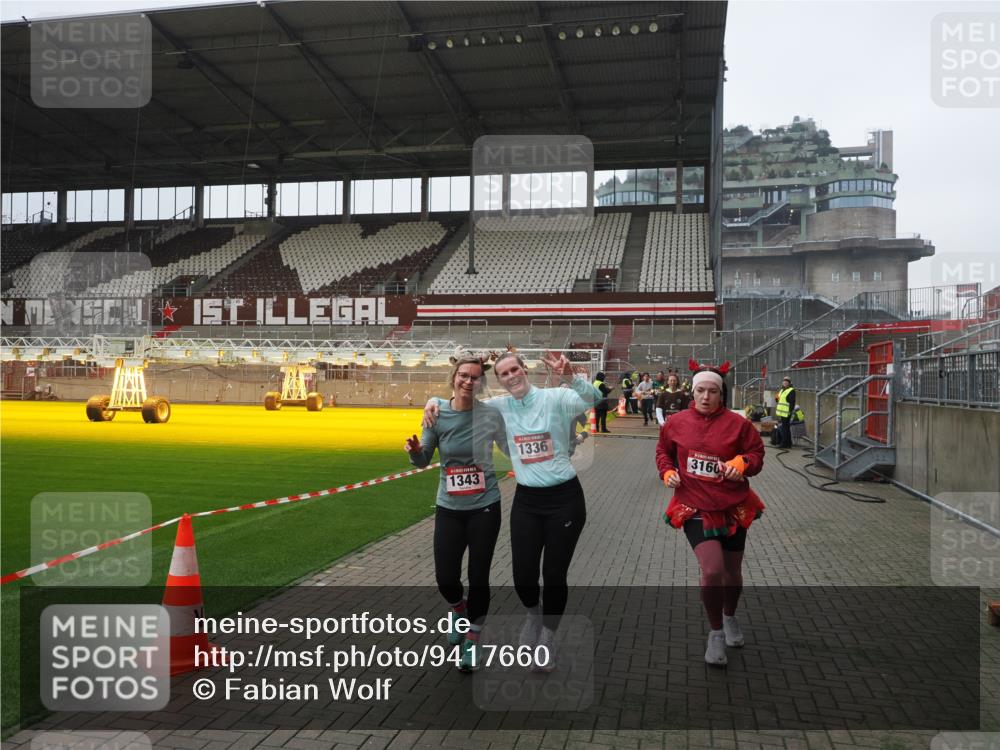 07.12.2025 - St. Pauli X-Mass-Run No. 15 Fabian Wolf http://msf.ph/oto/9417660 07.12.2025 11:19:45 Ziel 367, 373, 1336, 1343, 1563, 2217, 2581, 3075, 3160, 3822, 3823 meine-sportfotos.de