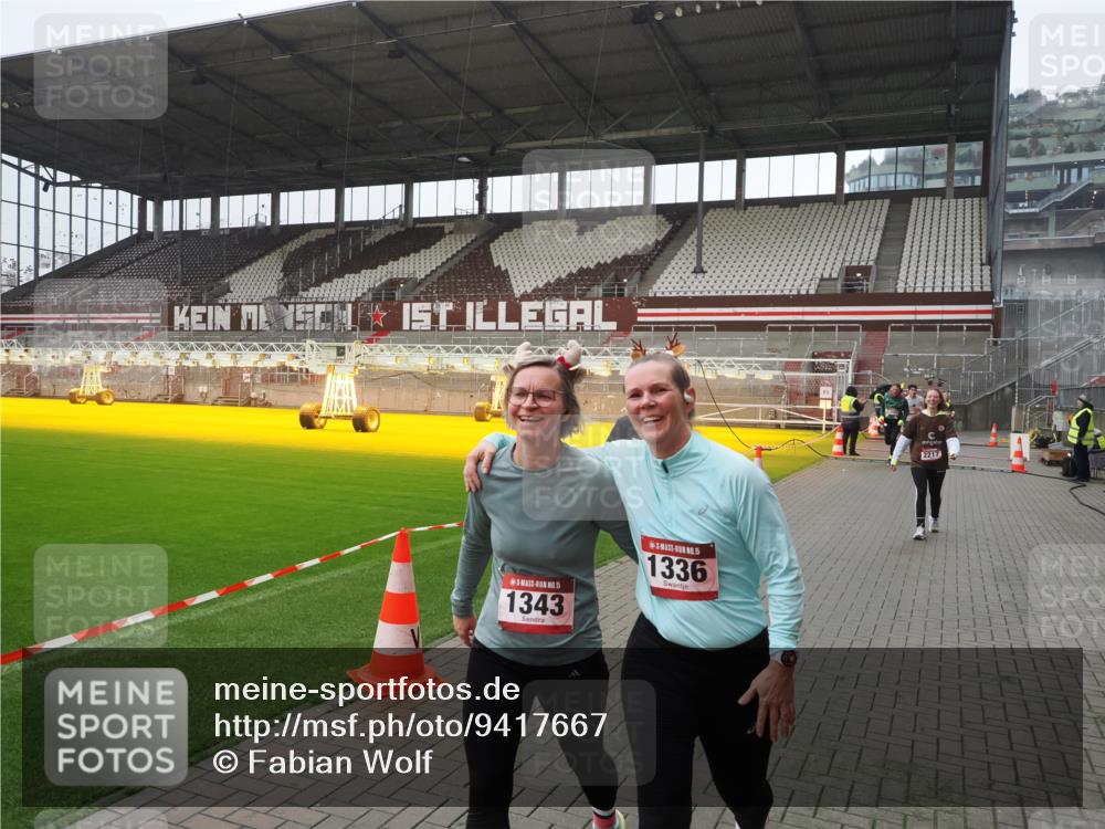 07.12.2025 - St. Pauli X-Mass-Run No. 15 Fabian Wolf http://msf.ph/oto/9417667 07.12.2025 11:19:47 Ziel 367, 373, 1336, 1343, 2217, 2581, 2771, 3075, 3160, 3822, 3823 meine-sportfotos.de