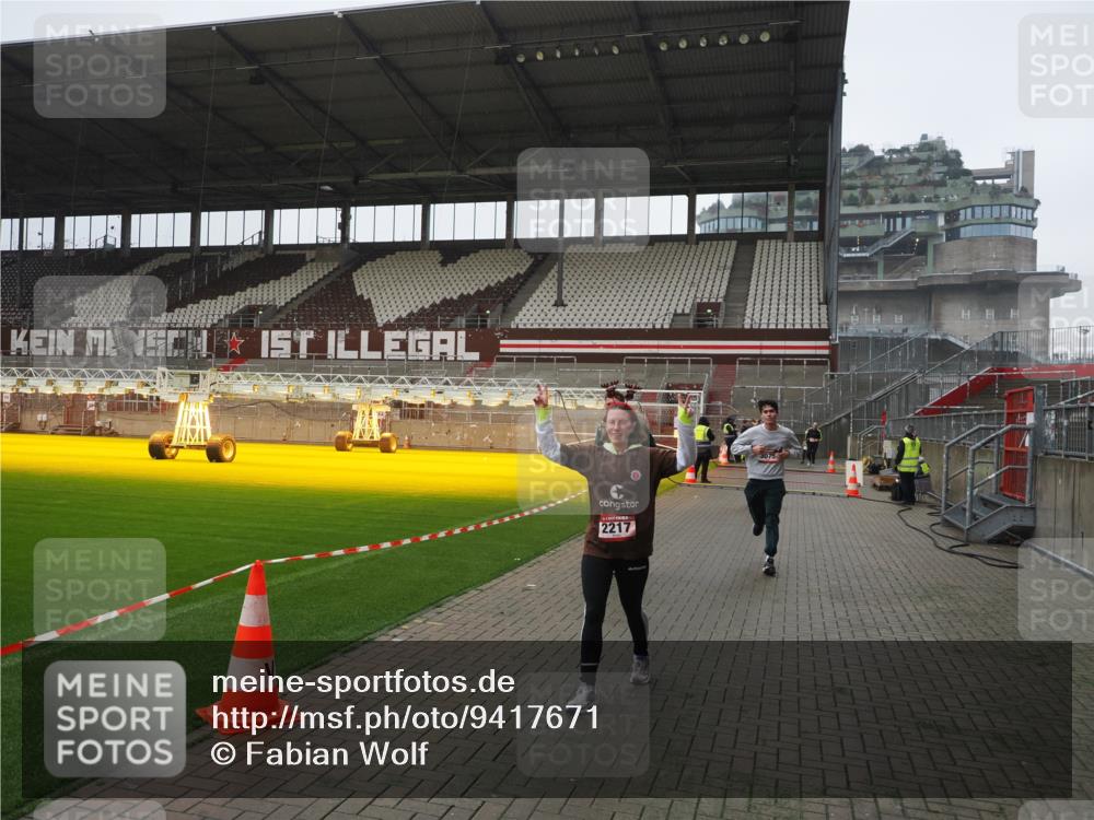 07.12.2025 - St. Pauli X-Mass-Run No. 15 Fabian Wolf http://msf.ph/oto/9417671 07.12.2025 11:19:50 Ziel 1336, 1343, 2217, 2581, 2771, 3075, 3160, 3822, 3823 meine-sportfotos.de
