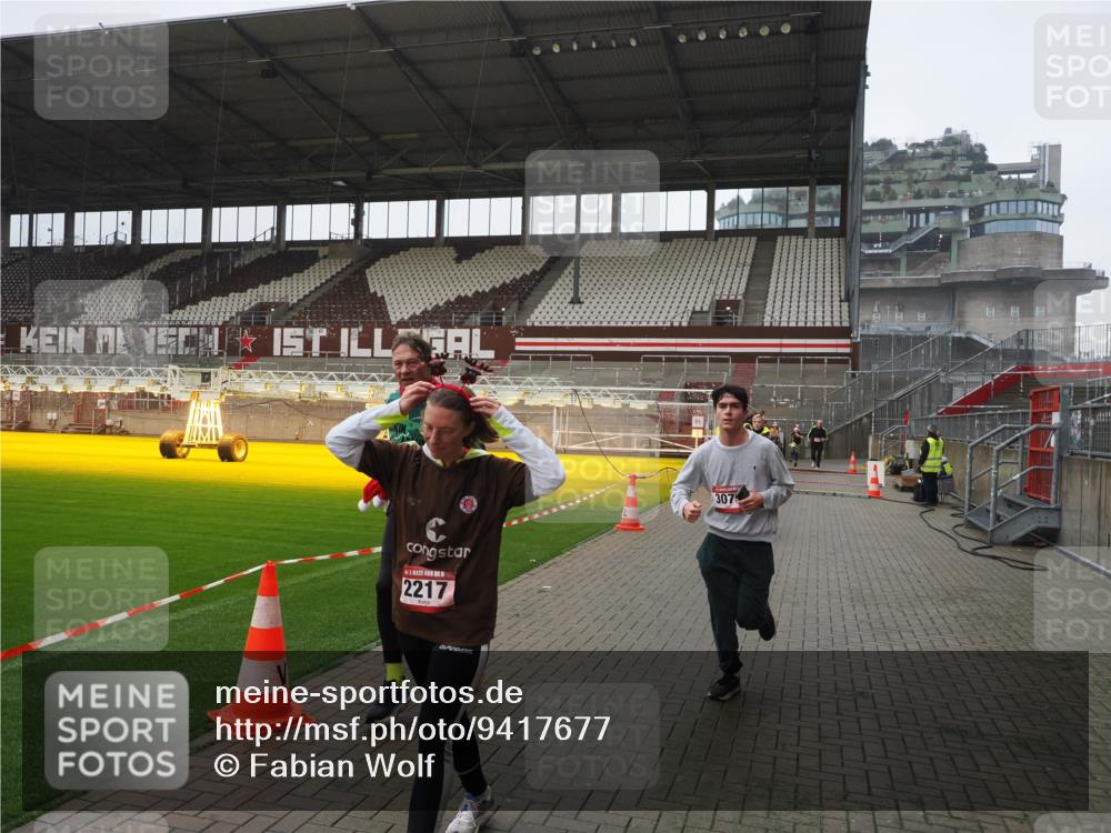 07.12.2025 - St. Pauli X-Mass-Run No. 15 Fabian Wolf http://msf.ph/oto/9417677 07.12.2025 11:19:51 Ziel 1336, 1343, 2217, 2581, 2771, 3075, 3160, 3822, 3823 meine-sportfotos.de