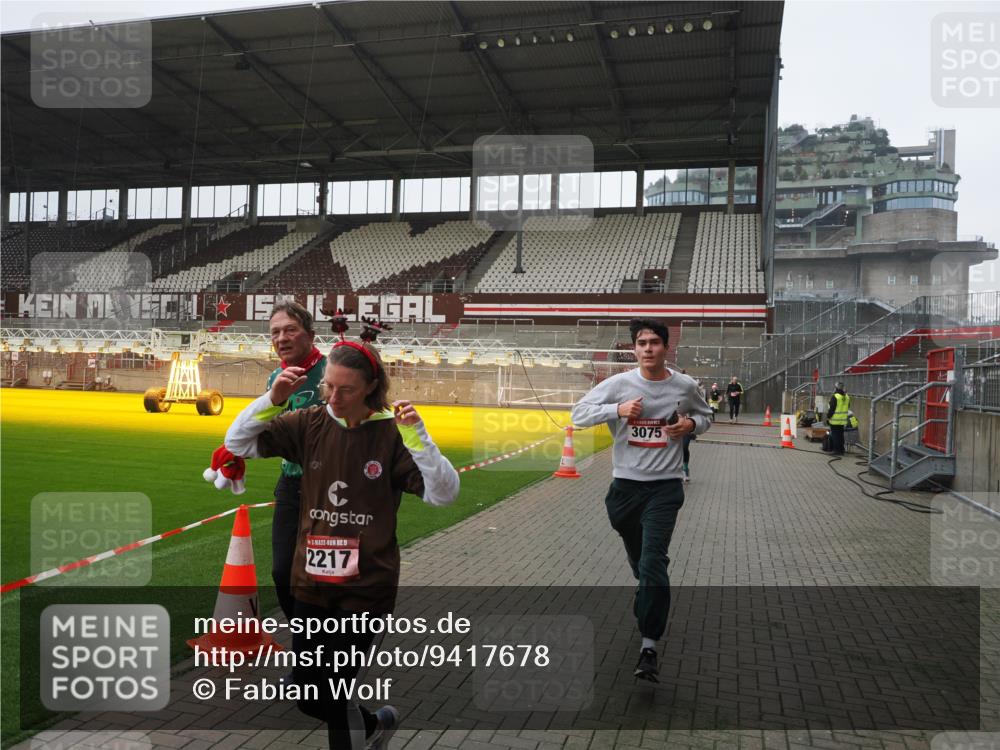 07.12.2025 - St. Pauli X-Mass-Run No. 15 Fabian Wolf http://msf.ph/oto/9417678 07.12.2025 11:19:51 Ziel 1336, 1343, 2217, 2581, 2771, 3075, 3160, 3822, 3823 meine-sportfotos.de