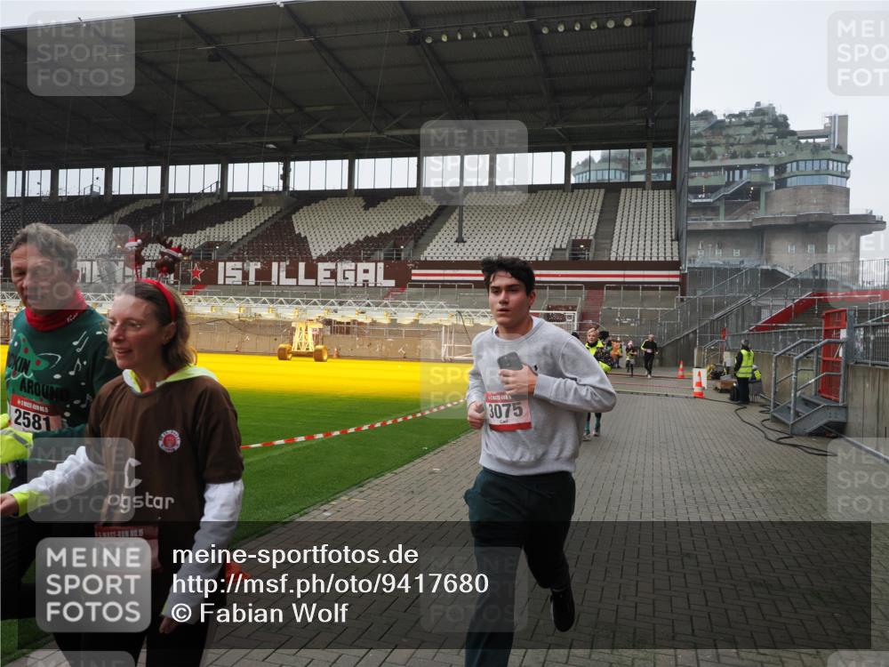 07.12.2025 - St. Pauli X-Mass-Run No. 15 Fabian Wolf http://msf.ph/oto/9417680 07.12.2025 11:19:52 Ziel 1343, 2217, 2581, 2771, 3075, 3160, 3822, 3823 meine-sportfotos.de