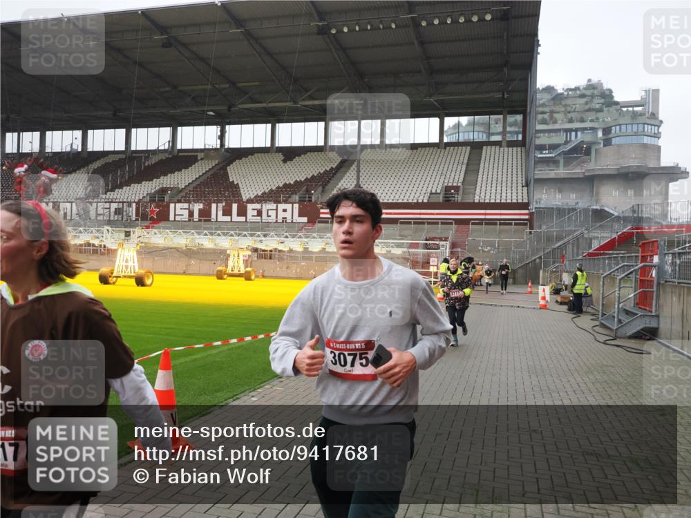 07.12.2025 - St. Pauli X-Mass-Run No. 15 Fabian Wolf http://msf.ph/oto/9417681 07.12.2025 11:19:52 Ziel 1343, 2217, 2581, 2771, 3075, 3160, 3822, 3823 meine-sportfotos.de