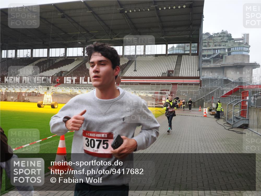 07.12.2025 - St. Pauli X-Mass-Run No. 15 Fabian Wolf http://msf.ph/oto/9417682 07.12.2025 11:19:52 Ziel 1343, 2217, 2581, 2771, 3075, 3160, 3822, 3823 meine-sportfotos.de