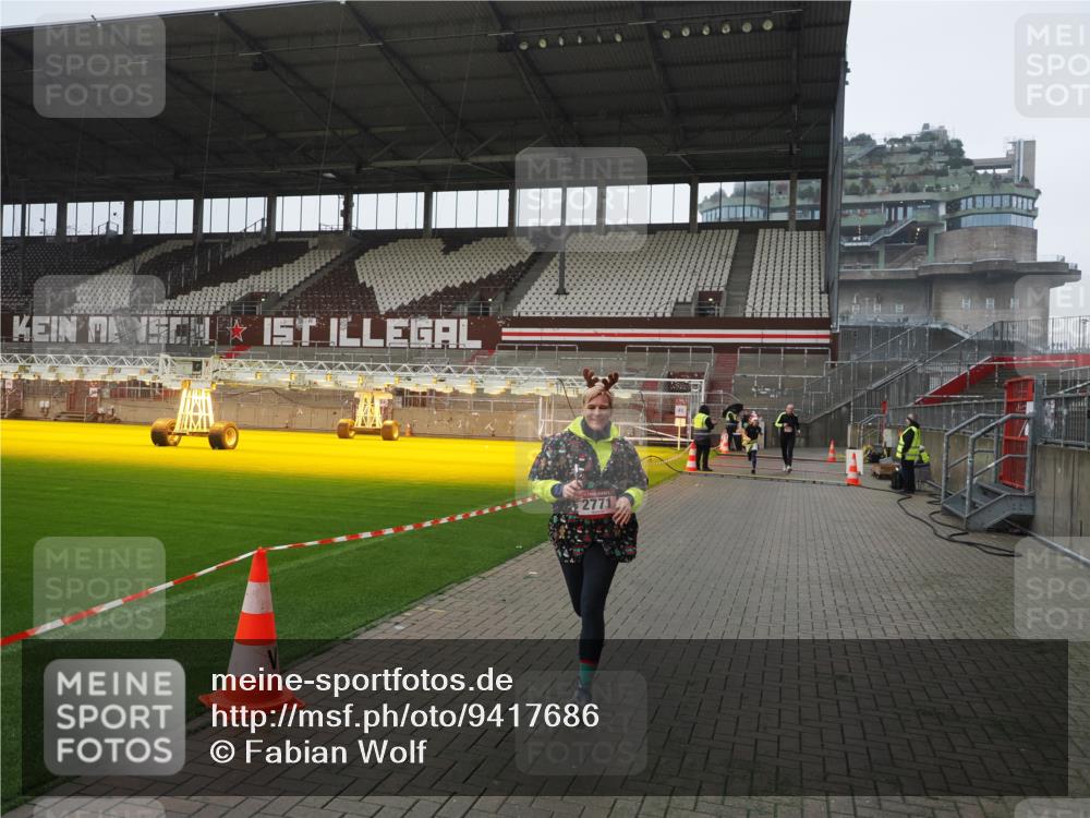 07.12.2025 - St. Pauli X-Mass-Run No. 15 Fabian Wolf http://msf.ph/oto/9417686 07.12.2025 11:19:54 Ziel 2217, 2581, 2771, 3075, 3160, 3170, 3324, 3822, 3823 meine-sportfotos.de