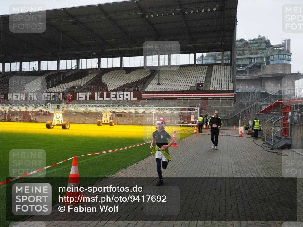 07.12.2025 - St. Pauli X-Mass-Run No. 15 Fabian Wolf http://msf.ph/oto/9417692 07.12.2025 11:19:58 Ziel 2217, 2581, 2771, 3075, 3160, 3170, 3324, 3822, 3823 meine-sportfotos.de