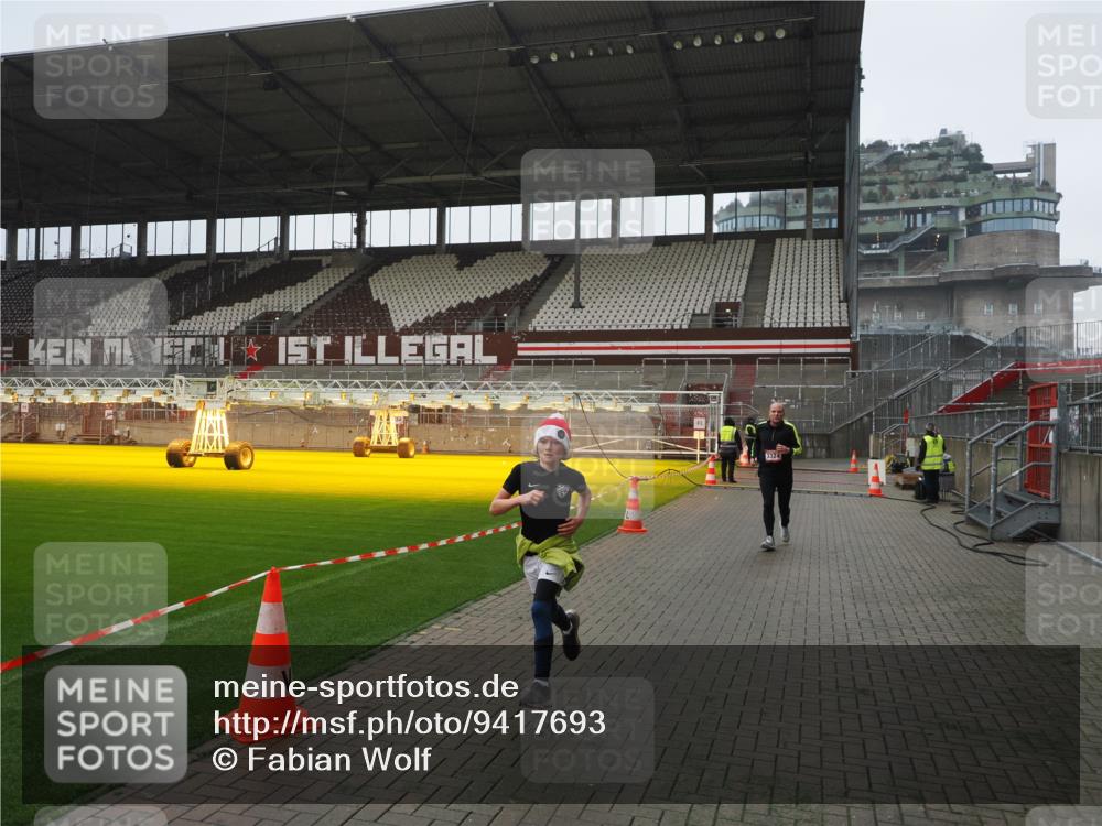 07.12.2025 - St. Pauli X-Mass-Run No. 15 Fabian Wolf http://msf.ph/oto/9417693 07.12.2025 11:19:58 Ziel 2217, 2581, 2771, 3075, 3160, 3170, 3324, 3822, 3823 meine-sportfotos.de