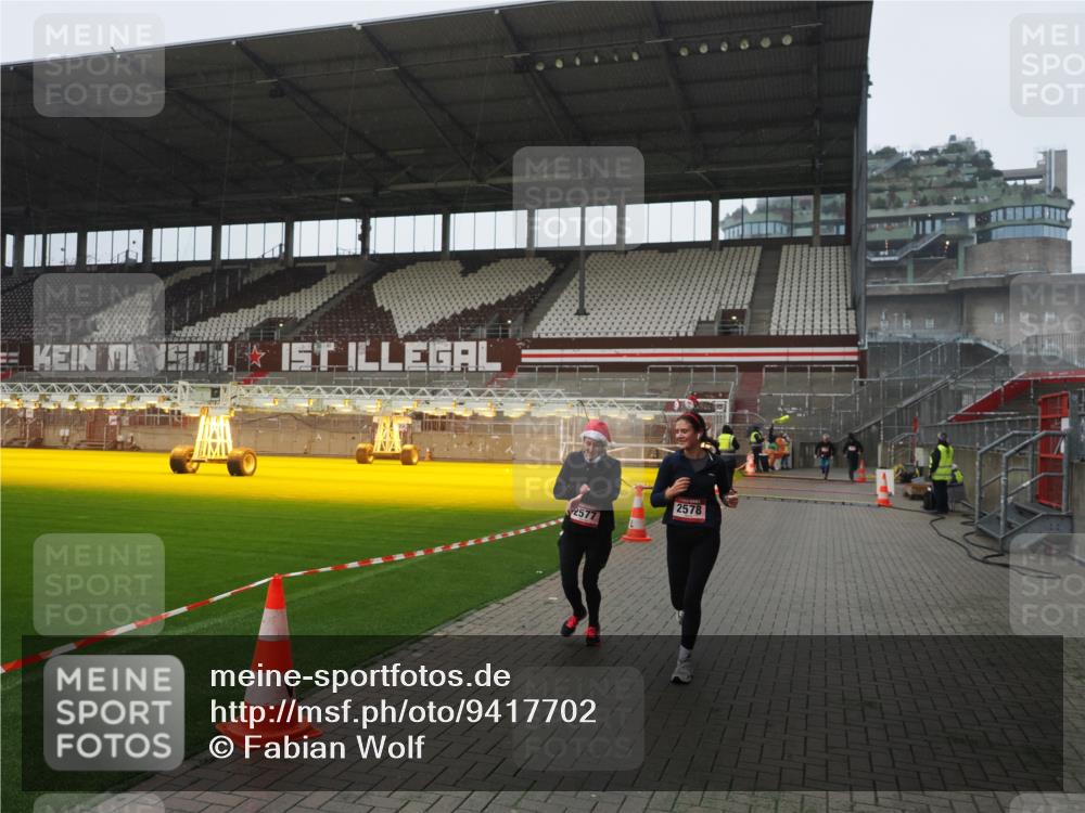 07.12.2025 - St. Pauli X-Mass-Run No. 15 Fabian Wolf http://msf.ph/oto/9417702 07.12.2025 11:20:12 Ziel 2577, 2578, 3170, 3324 meine-sportfotos.de