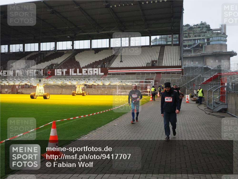 07.12.2025 - St. Pauli X-Mass-Run No. 15 Fabian Wolf http://msf.ph/oto/9417707 07.12.2025 11:20:23 Ziel 2577, 2578, 3129, 3157, 3309, 4637 meine-sportfotos.de