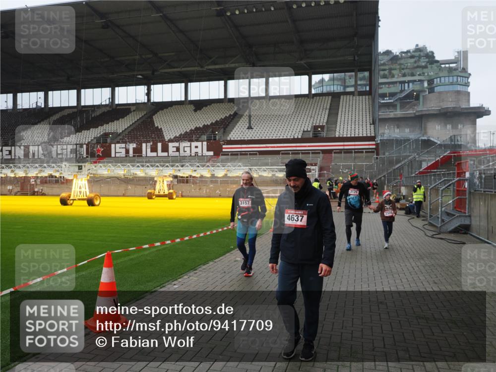 07.12.2025 - St. Pauli X-Mass-Run No. 15 Fabian Wolf http://msf.ph/oto/9417709 07.12.2025 11:20:24 Ziel 2577, 2578, 3129, 3157, 3309, 4637 meine-sportfotos.de