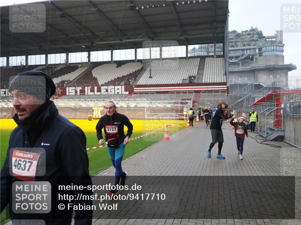 07.12.2025 - St. Pauli X-Mass-Run No. 15 Fabian Wolf http://msf.ph/oto/9417710 07.12.2025 11:20:26 Ziel 1135, 2132, 2134, 2305, 2577, 2578, 3129, 3157, 3309, 4637 meine-sportfotos.de