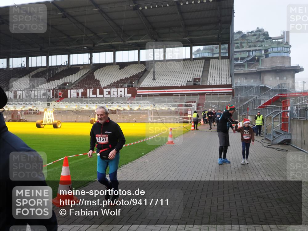 07.12.2025 - St. Pauli X-Mass-Run No. 15 Fabian Wolf http://msf.ph/oto/9417711 07.12.2025 11:20:26 Ziel 1135, 2132, 2134, 2305, 2577, 2578, 3129, 3157, 3309, 4637 meine-sportfotos.de