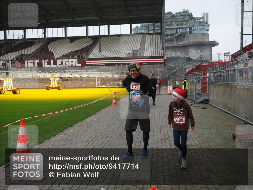 07.12.2025 - St. Pauli X-Mass-Run No. 15 Fabian Wolf http://msf.ph/oto/9417714 07.12.2025 11:20:29 Ziel 1020, 1135, 1614, 2132, 2134, 2242, 2305, 3129, 3157, 3309, 4637 meine-sportfotos.de