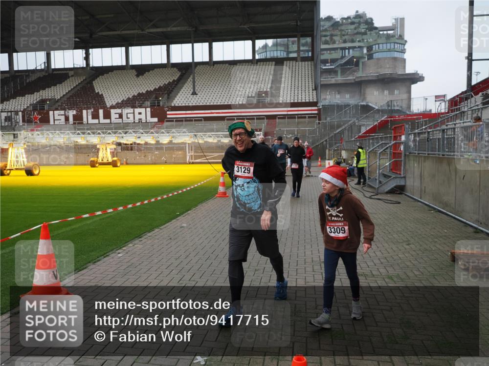 07.12.2025 - St. Pauli X-Mass-Run No. 15 Fabian Wolf http://msf.ph/oto/9417715 07.12.2025 11:20:29 Ziel 1020, 1135, 1614, 2132, 2134, 2242, 2305, 3129, 3157, 3309, 4637 meine-sportfotos.de