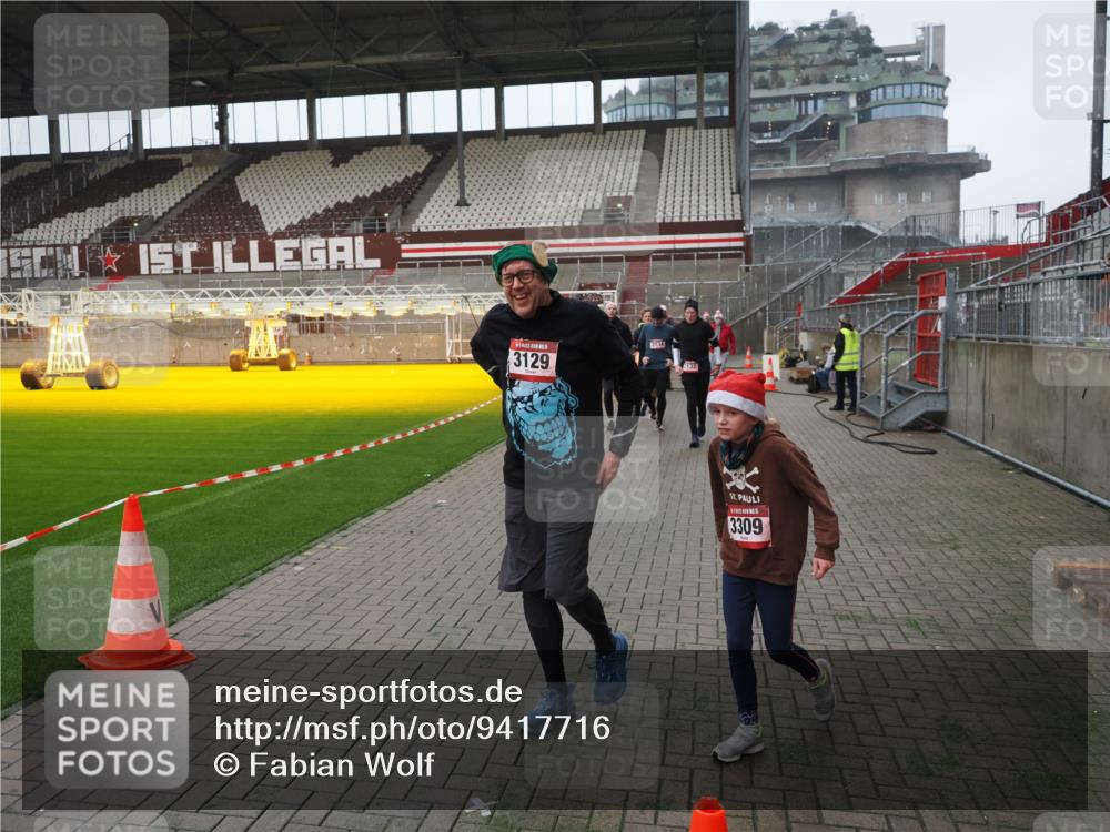 07.12.2025 - St. Pauli X-Mass-Run No. 15 Fabian Wolf http://msf.ph/oto/9417716 07.12.2025 11:20:30 Ziel 1020, 1135, 1614, 2132, 2134, 2242, 2305, 3129, 3157, 3309, 4637 meine-sportfotos.de