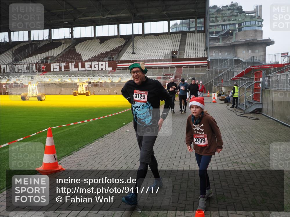 07.12.2025 - St. Pauli X-Mass-Run No. 15 Fabian Wolf http://msf.ph/oto/9417717 07.12.2025 11:20:30 Ziel 1020, 1135, 1614, 2132, 2134, 2242, 2305, 3129, 3157, 3309, 4637 meine-sportfotos.de