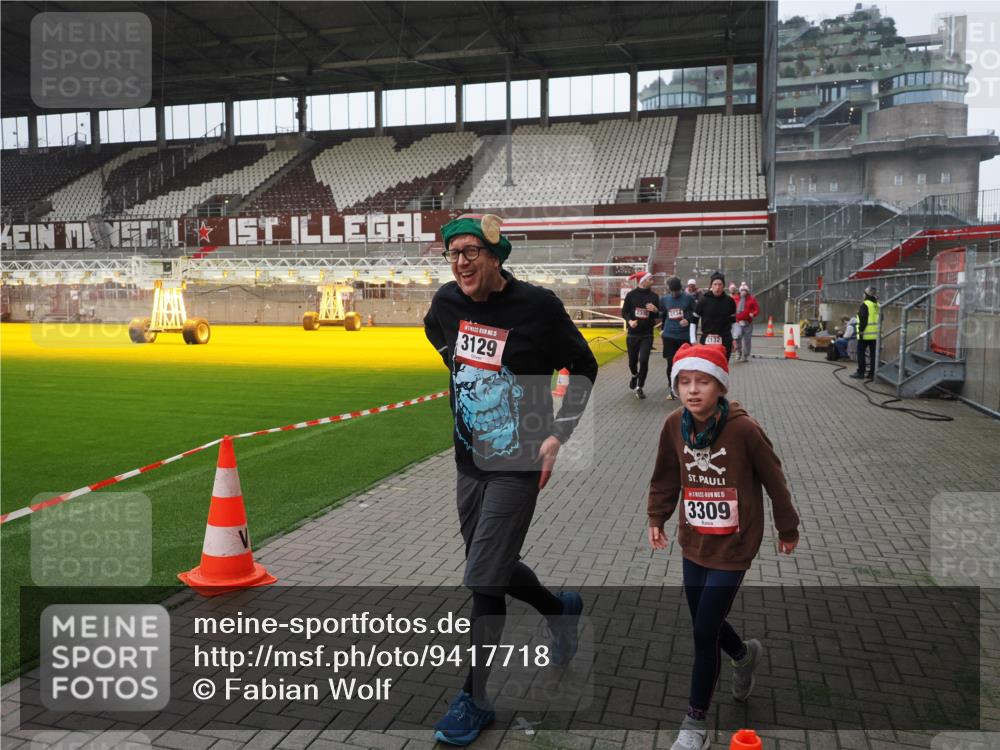 07.12.2025 - St. Pauli X-Mass-Run No. 15 Fabian Wolf http://msf.ph/oto/9417718 07.12.2025 11:20:30 Ziel 1020, 1135, 1614, 2132, 2134, 2242, 2305, 3129, 3157, 3309, 4637 meine-sportfotos.de