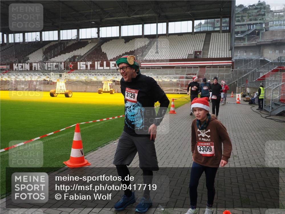 07.12.2025 - St. Pauli X-Mass-Run No. 15 Fabian Wolf http://msf.ph/oto/9417719 07.12.2025 11:20:30 Ziel 1020, 1135, 1614, 2132, 2134, 2242, 2305, 3129, 3157, 3309, 4637 meine-sportfotos.de
