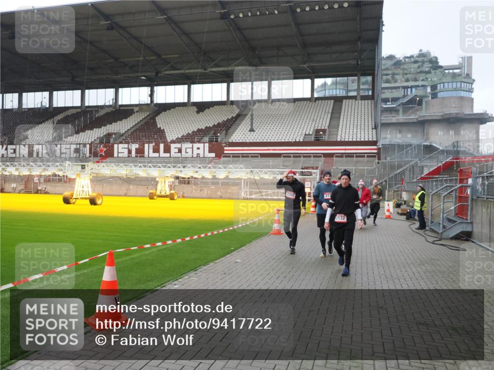 07.12.2025 - St. Pauli X-Mass-Run No. 15 Fabian Wolf http://msf.ph/oto/9417722 07.12.2025 11:20:32 Ziel 1020, 1135, 1614, 2132, 2134, 2242, 2305, 3129, 3157, 3309, 4637 meine-sportfotos.de