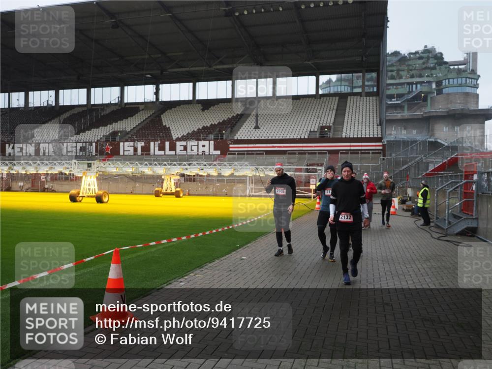07.12.2025 - St. Pauli X-Mass-Run No. 15 Fabian Wolf http://msf.ph/oto/9417725 07.12.2025 11:20:33 Ziel 1020, 1135, 1614, 2132, 2134, 2242, 2305, 3129, 3157, 3309, 4637 meine-sportfotos.de