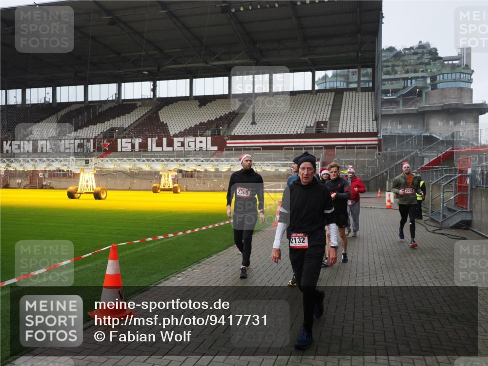 07.12.2025 - St. Pauli X-Mass-Run No. 15 Fabian Wolf http://msf.ph/oto/9417731 07.12.2025 11:20:34 Ziel 1020, 1135, 1614, 2132, 2134, 2242, 2305, 3129, 3157, 3309, 4637 meine-sportfotos.de