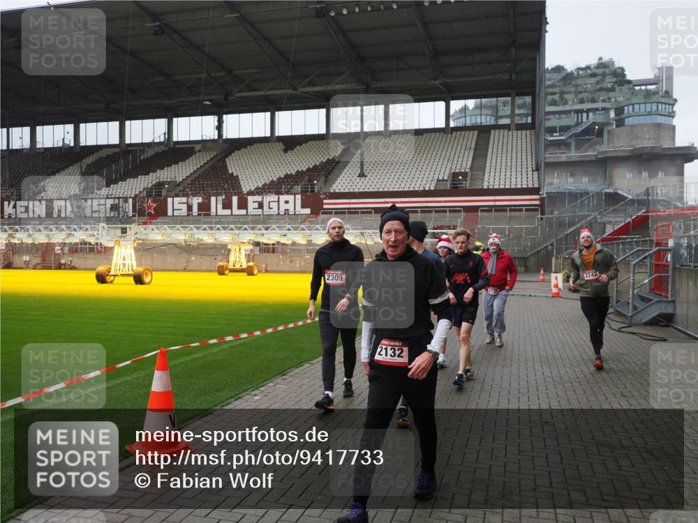 07.12.2025 - St. Pauli X-Mass-Run No. 15 Fabian Wolf http://msf.ph/oto/9417733 07.12.2025 11:20:34 Ziel 1020, 1135, 1614, 2132, 2134, 2242, 2305, 3129, 3157, 3309, 4637 meine-sportfotos.de
