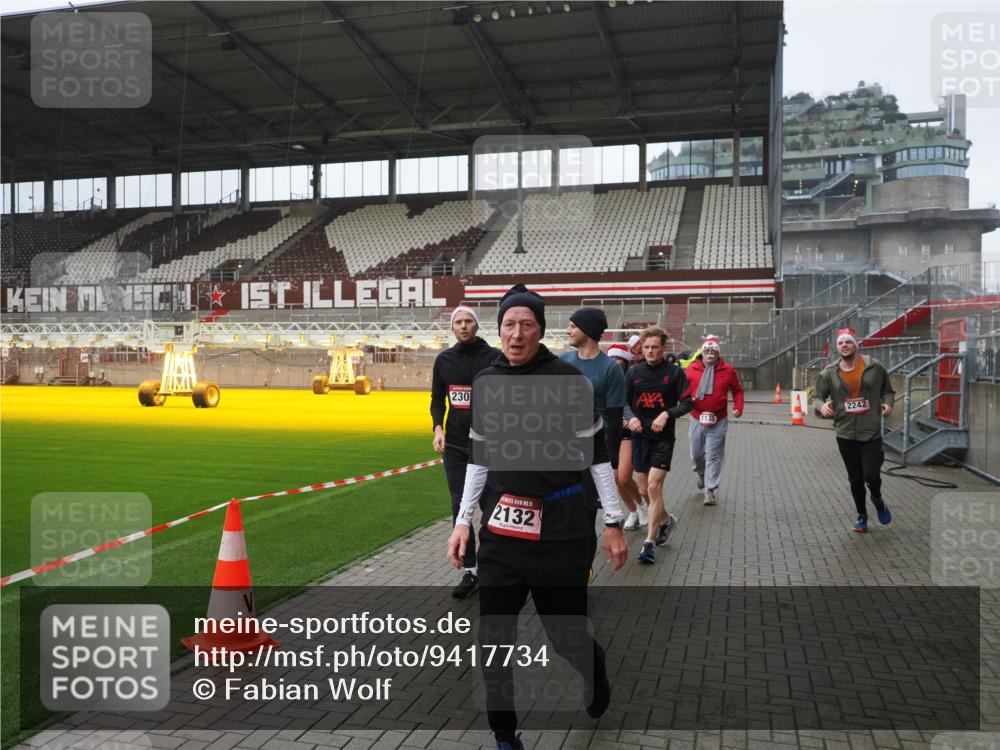 07.12.2025 - St. Pauli X-Mass-Run No. 15 Fabian Wolf http://msf.ph/oto/9417734 07.12.2025 11:20:35 Ziel 1020, 1135, 1614, 2132, 2134, 2242, 2305, 3129, 3309 meine-sportfotos.de