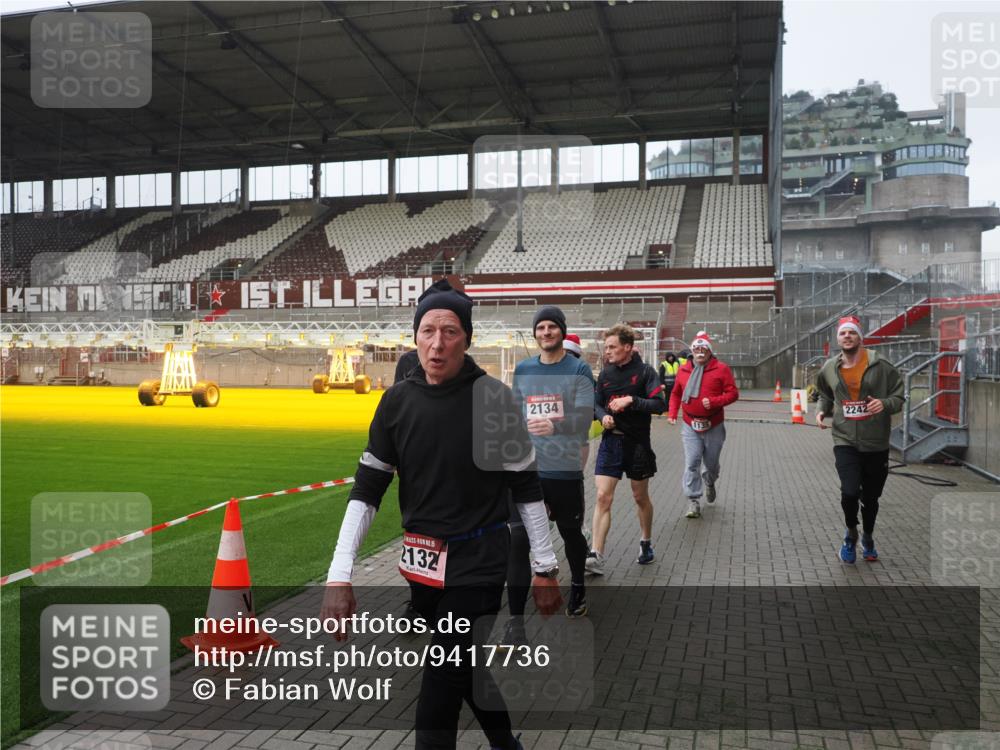 07.12.2025 - St. Pauli X-Mass-Run No. 15 Fabian Wolf http://msf.ph/oto/9417736 07.12.2025 11:20:35 Ziel 1020, 1135, 1614, 2132, 2134, 2242, 2305, 3129, 3309 meine-sportfotos.de