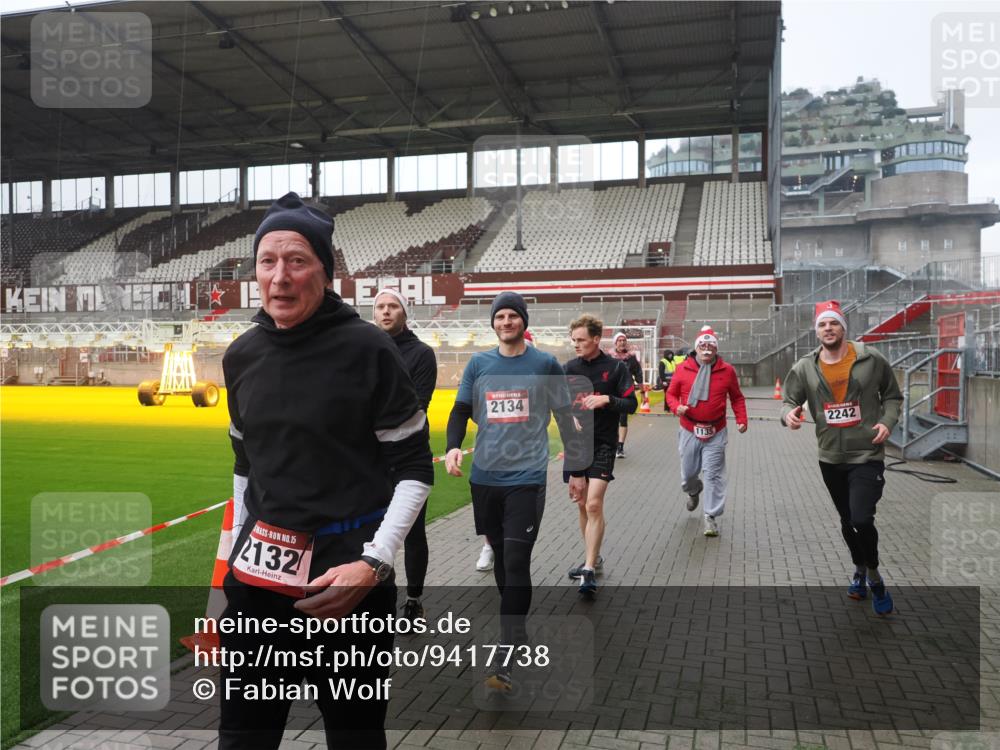 07.12.2025 - St. Pauli X-Mass-Run No. 15 Fabian Wolf http://msf.ph/oto/9417738 07.12.2025 11:20:35 Ziel 1020, 1135, 1614, 2132, 2134, 2242, 2305, 3129, 3309 meine-sportfotos.de