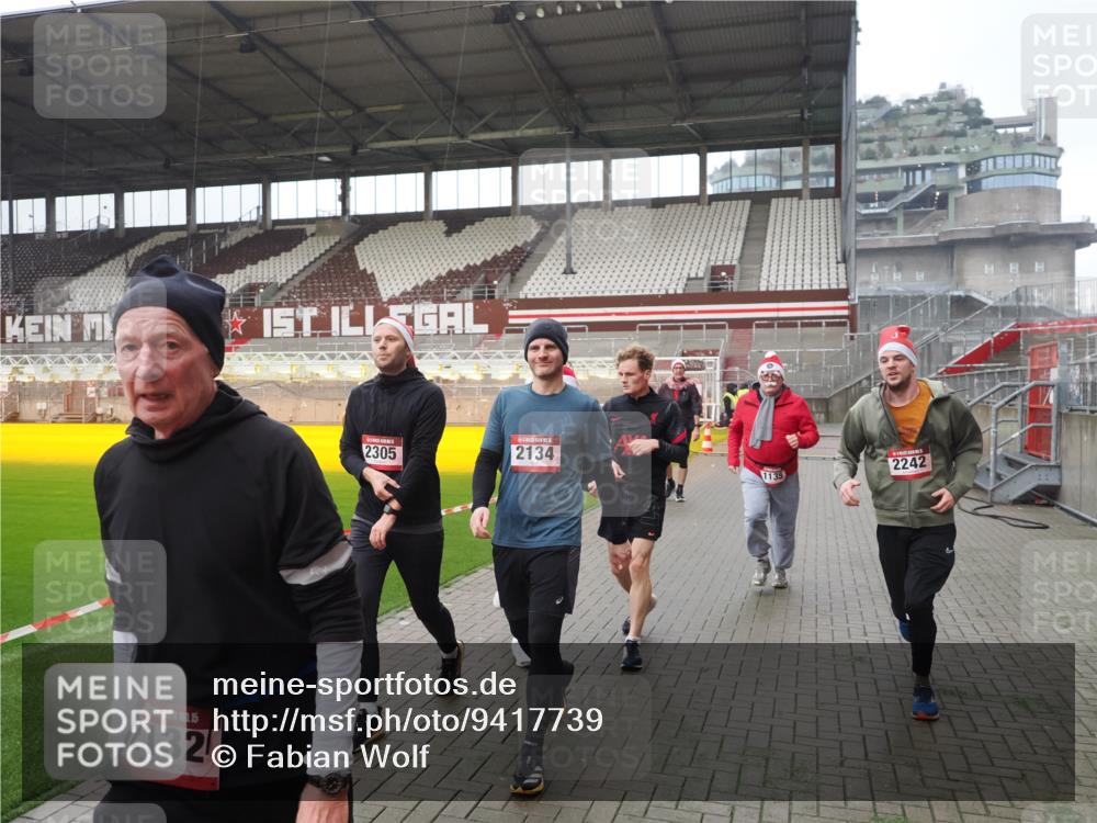 07.12.2025 - St. Pauli X-Mass-Run No. 15 Fabian Wolf http://msf.ph/oto/9417739 07.12.2025 11:20:36 Ziel 1020, 1135, 1614, 2132, 2134, 2242, 2305, 3129, 3309 meine-sportfotos.de