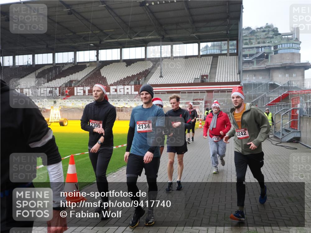 07.12.2025 - St. Pauli X-Mass-Run No. 15 Fabian Wolf http://msf.ph/oto/9417740 07.12.2025 11:20:36 Ziel 1020, 1135, 1614, 2132, 2134, 2242, 2305, 3129, 3309 meine-sportfotos.de