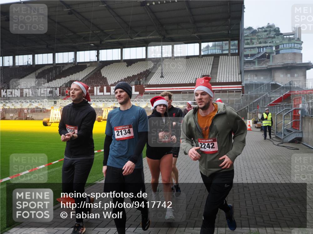 07.12.2025 - St. Pauli X-Mass-Run No. 15 Fabian Wolf http://msf.ph/oto/9417742 07.12.2025 11:20:36 Ziel 1020, 1135, 1614, 2132, 2134, 2242, 2305, 3129, 3309 meine-sportfotos.de