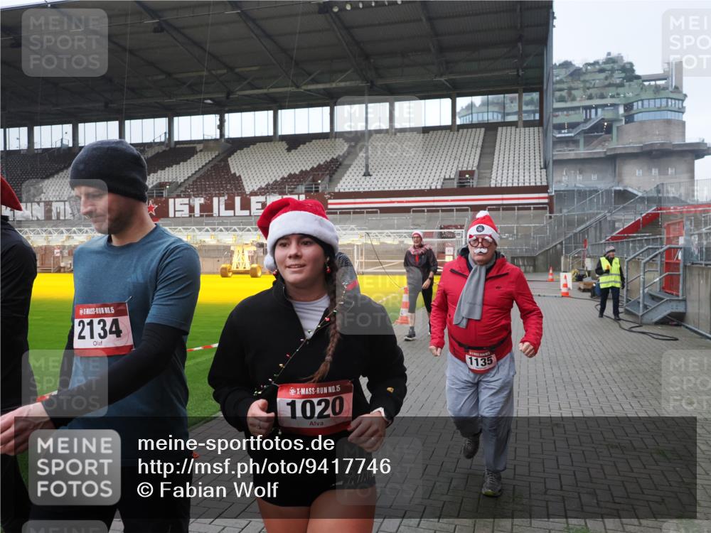 07.12.2025 - St. Pauli X-Mass-Run No. 15 Fabian Wolf http://msf.ph/oto/9417746 07.12.2025 11:20:37 Ziel 1020, 1135, 1614, 2132, 2134, 2242, 2305, 3129, 3309 meine-sportfotos.de