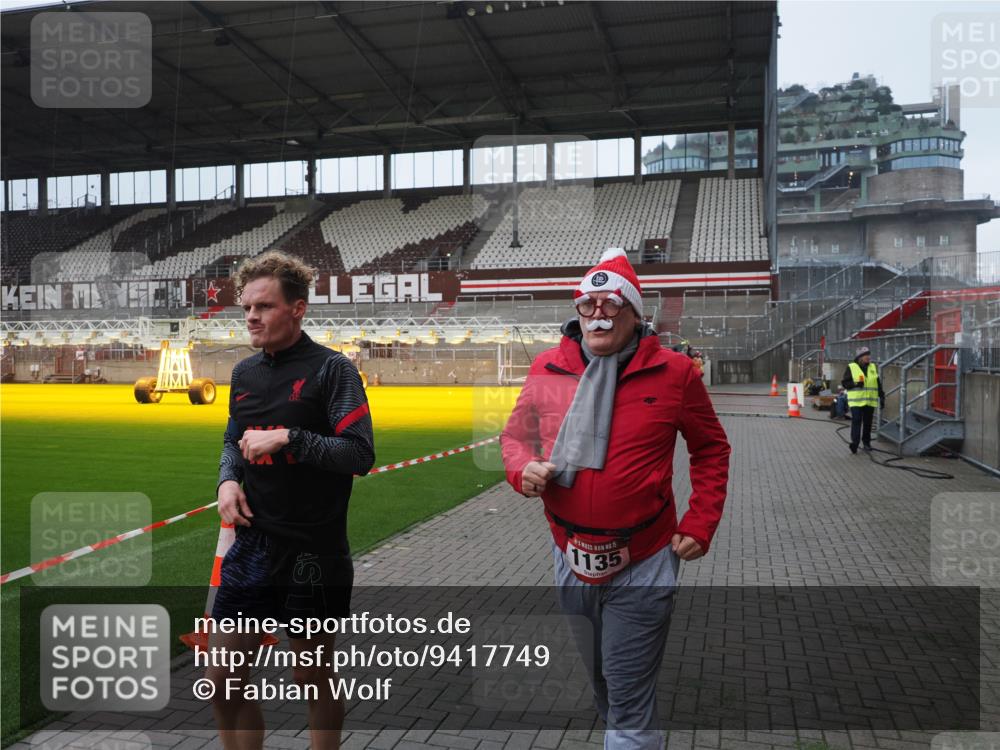 07.12.2025 - St. Pauli X-Mass-Run No. 15 Fabian Wolf http://msf.ph/oto/9417749 07.12.2025 11:20:38 Ziel 1020, 1135, 1614, 2132, 2134, 2242, 2305, 3129, 3309 meine-sportfotos.de