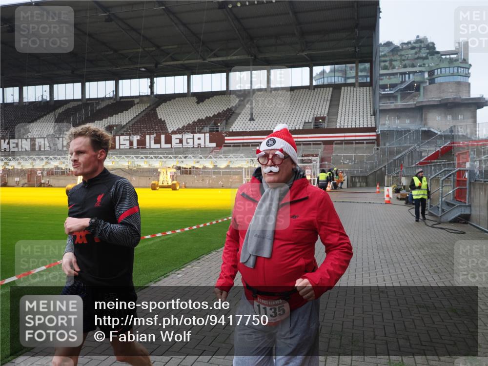 07.12.2025 - St. Pauli X-Mass-Run No. 15 Fabian Wolf http://msf.ph/oto/9417750 07.12.2025 11:20:38 Ziel 1020, 1135, 1614, 2132, 2134, 2242, 2305, 3129, 3309 meine-sportfotos.de