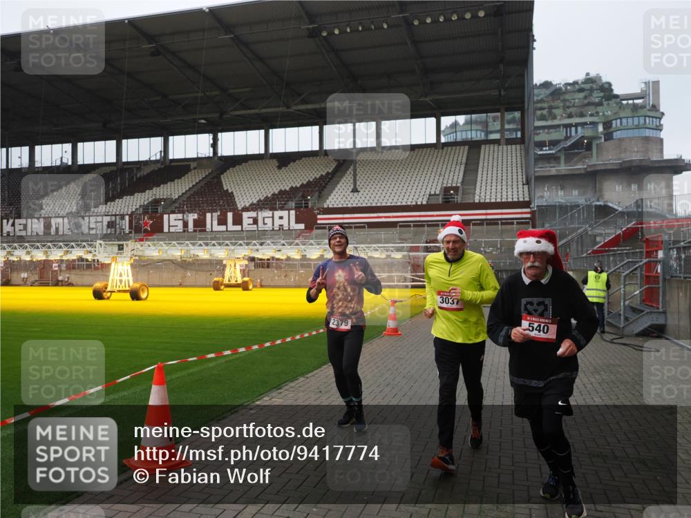 07.12.2025 - St. Pauli X-Mass-Run No. 15 Fabian Wolf http://msf.ph/oto/9417774 07.12.2025 11:20:54 Ziel 540, 765, 2379, 2462, 2601, 3037 meine-sportfotos.de