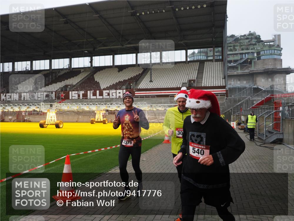 07.12.2025 - St. Pauli X-Mass-Run No. 15 Fabian Wolf http://msf.ph/oto/9417776 07.12.2025 11:20:54 Ziel 540, 765, 2379, 2462, 2601, 3037 meine-sportfotos.de