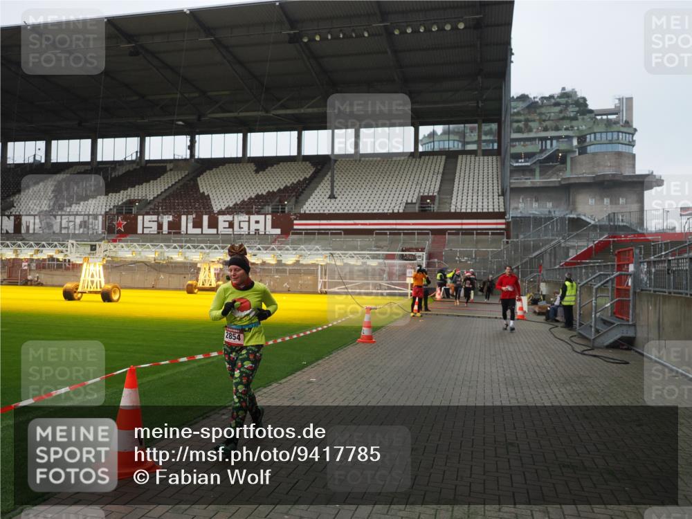 07.12.2025 - St. Pauli X-Mass-Run No. 15 Fabian Wolf http://msf.ph/oto/9417785 07.12.2025 11:21:06 Ziel 540, 2379, 2854, 3037, 3135 meine-sportfotos.de