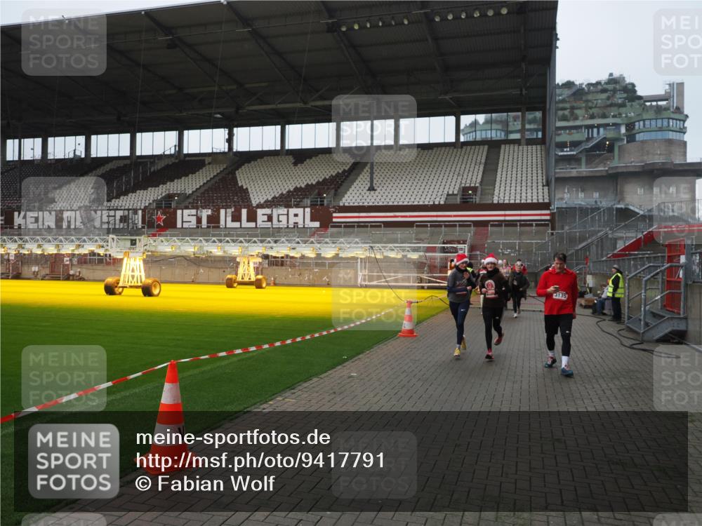 07.12.2025 - St. Pauli X-Mass-Run No. 15 Fabian Wolf http://msf.ph/oto/9417791 07.12.2025 11:21:11 Ziel 2375, 2376, 2854, 2867, 3135, 3220 meine-sportfotos.de