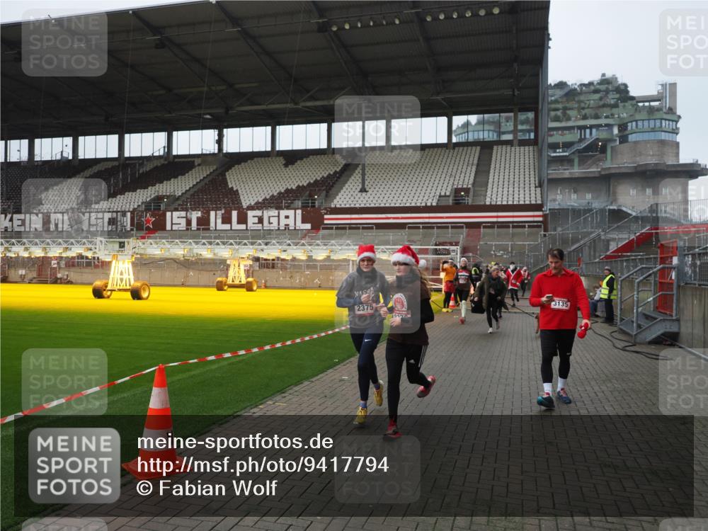 07.12.2025 - St. Pauli X-Mass-Run No. 15 Fabian Wolf http://msf.ph/oto/9417794 07.12.2025 11:21:13 Ziel 2375, 2376, 2854, 2867, 3135, 3220, 3283 meine-sportfotos.de