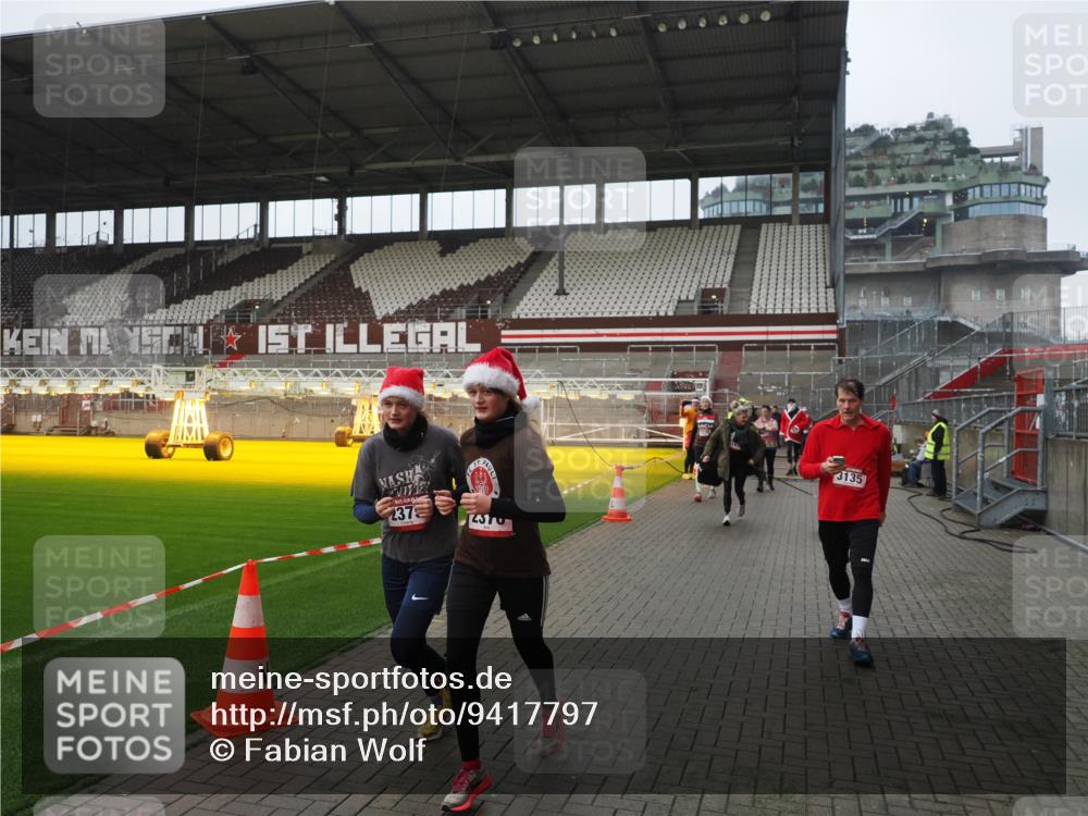 07.12.2025 - St. Pauli X-Mass-Run No. 15 Fabian Wolf http://msf.ph/oto/9417797 07.12.2025 11:21:13 Ziel 2375, 2376, 2854, 2867, 3135, 3220, 3283 meine-sportfotos.de