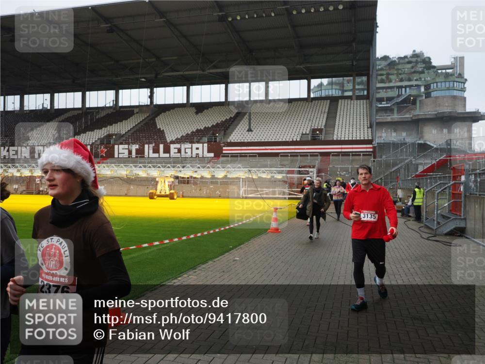 07.12.2025 - St. Pauli X-Mass-Run No. 15 Fabian Wolf http://msf.ph/oto/9417800 07.12.2025 11:21:14 Ziel 2375, 2376, 2854, 2867, 3135, 3220, 3283 meine-sportfotos.de