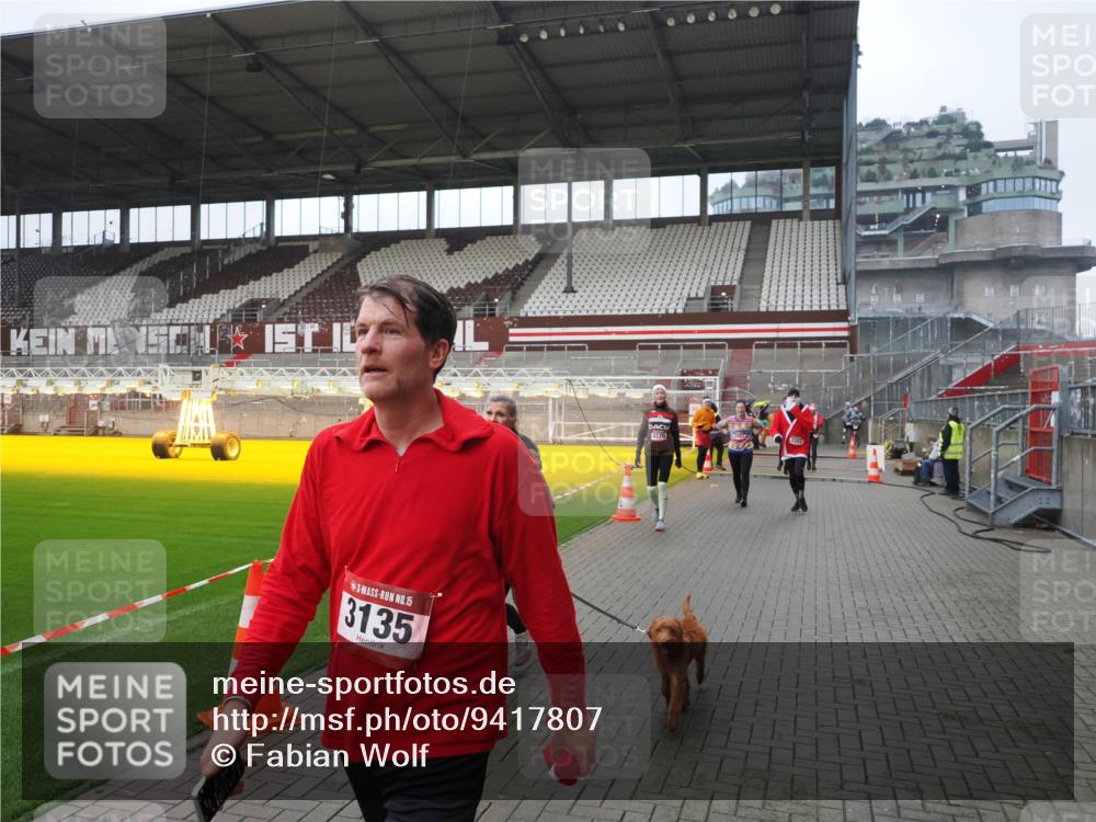 07.12.2025 - St. Pauli X-Mass-Run No. 15 Fabian Wolf http://msf.ph/oto/9417807 07.12.2025 11:21:16 Ziel 2375, 2376, 2579, 2854, 2867, 3135, 3159, 3220, 3283 meine-sportfotos.de