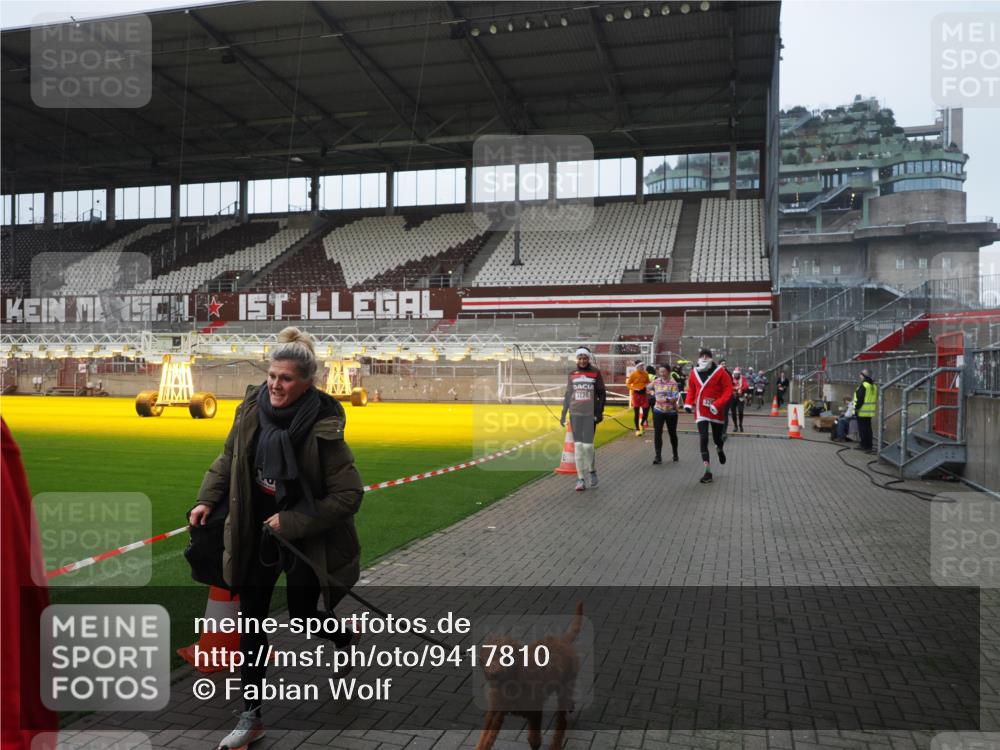 07.12.2025 - St. Pauli X-Mass-Run No. 15 Fabian Wolf http://msf.ph/oto/9417810 07.12.2025 11:21:17 Ziel 2375, 2376, 2579, 2854, 2867, 3135, 3159, 3220, 3283 meine-sportfotos.de